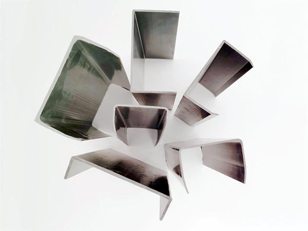 鋁合(hé)金門窗防塵(chén)蓋